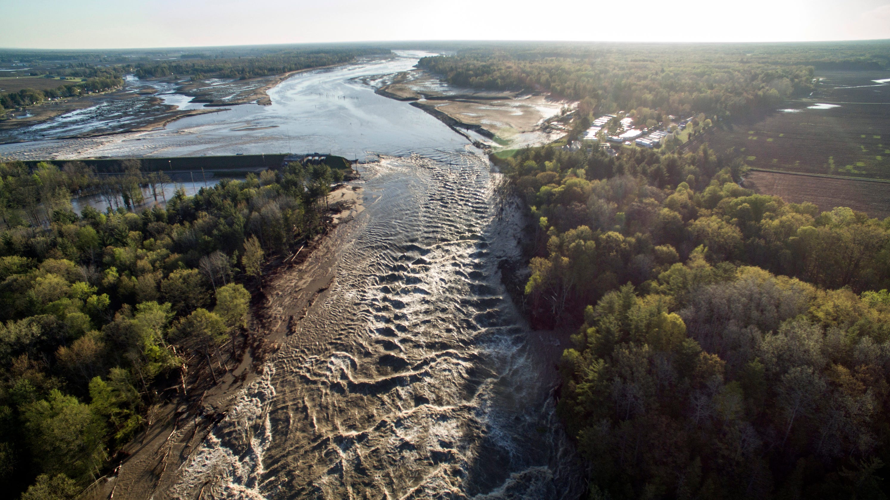 Между двумя реками люди прорыли. Мичиган прорыв плотины. Наводнение прорывы. Прорыв дамбы в Мичигане. Наводнение прорыв плотин.