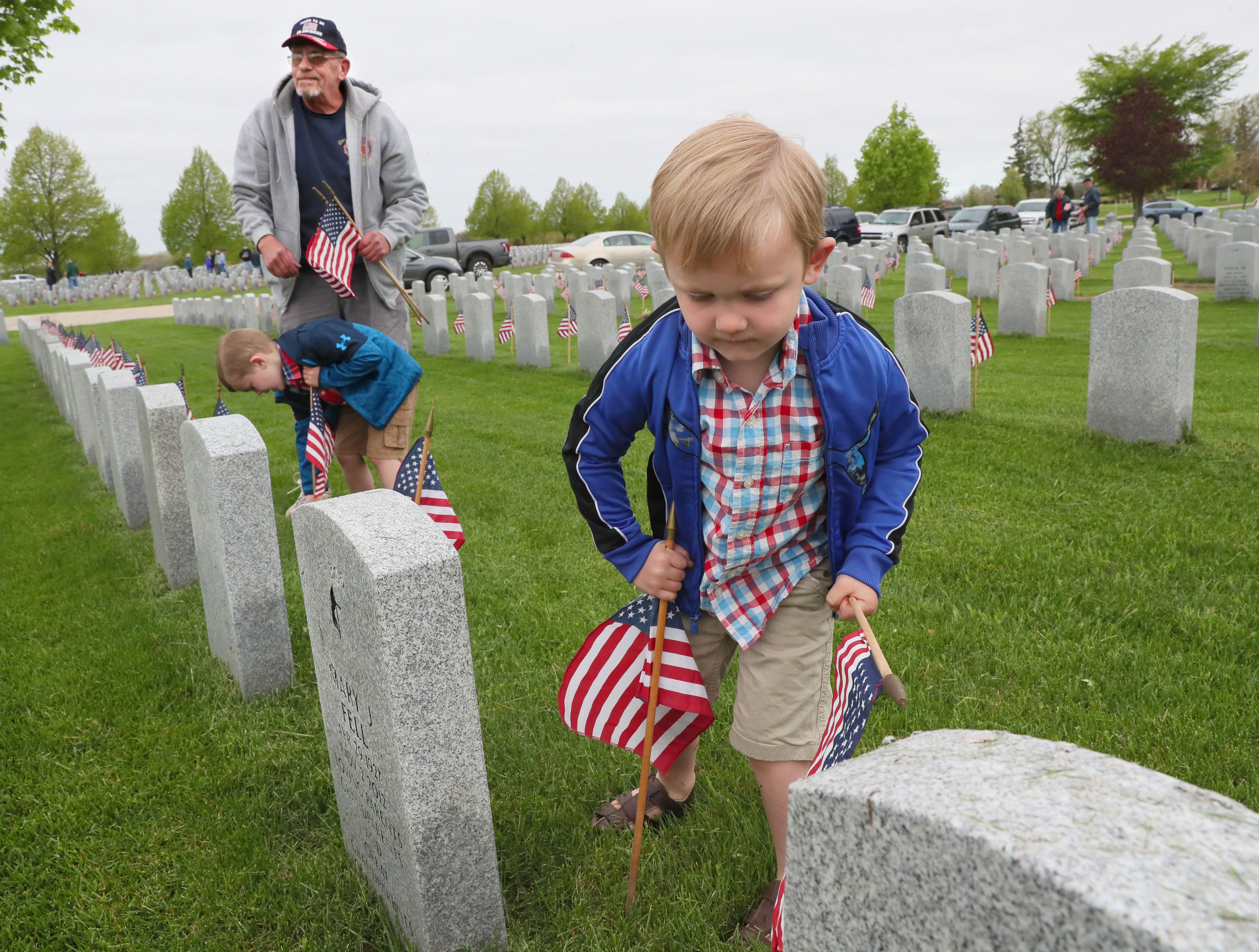 f744da95-0345-4c90-b6bd-78217ad1c8cb-MJS_memorialflag_nws_sears_1.jpg