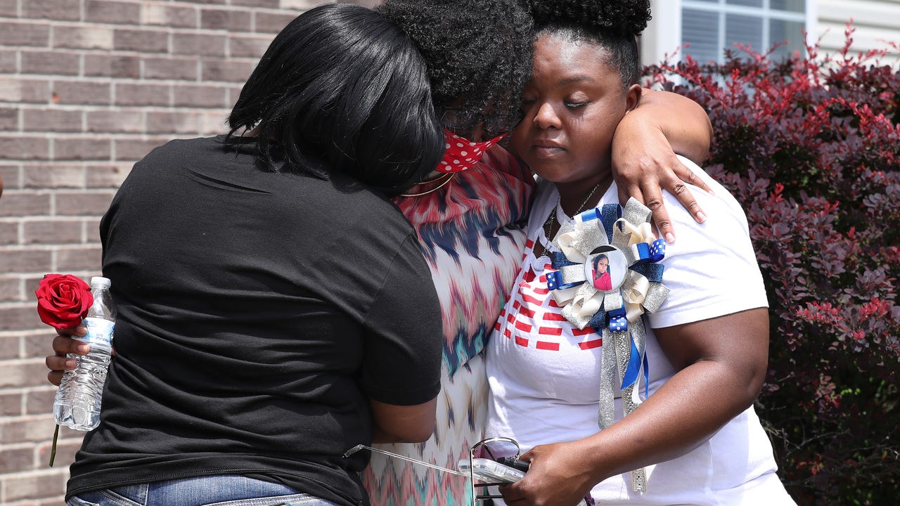 Breonna Taylor shooting: 911 call details aftermath of police raid