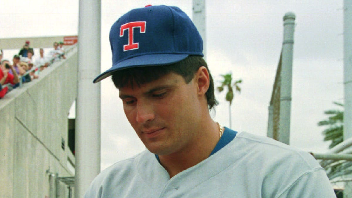 Ozzie Canseco and Jose Canseco in 1993.