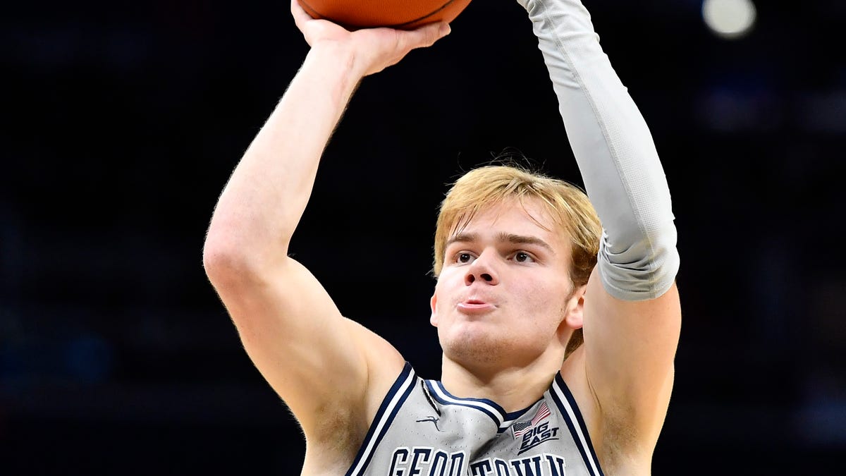 Mac McClung averaged 15.7 points and 2.4 assists in 21 games last season as a sophomore with Georgetown.