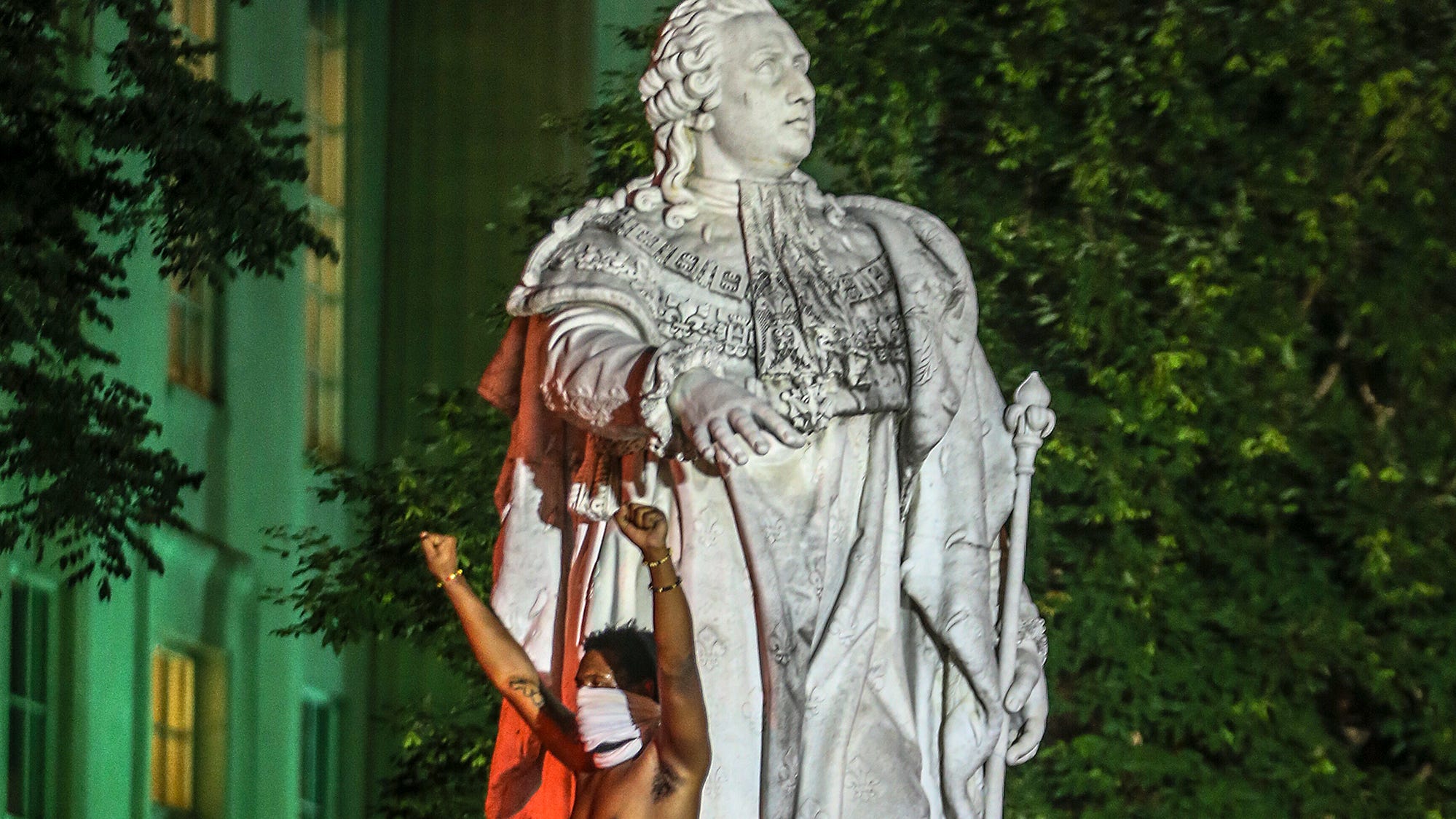King Louis XVI statue vandalized in downtown Louisville, 3 arrested