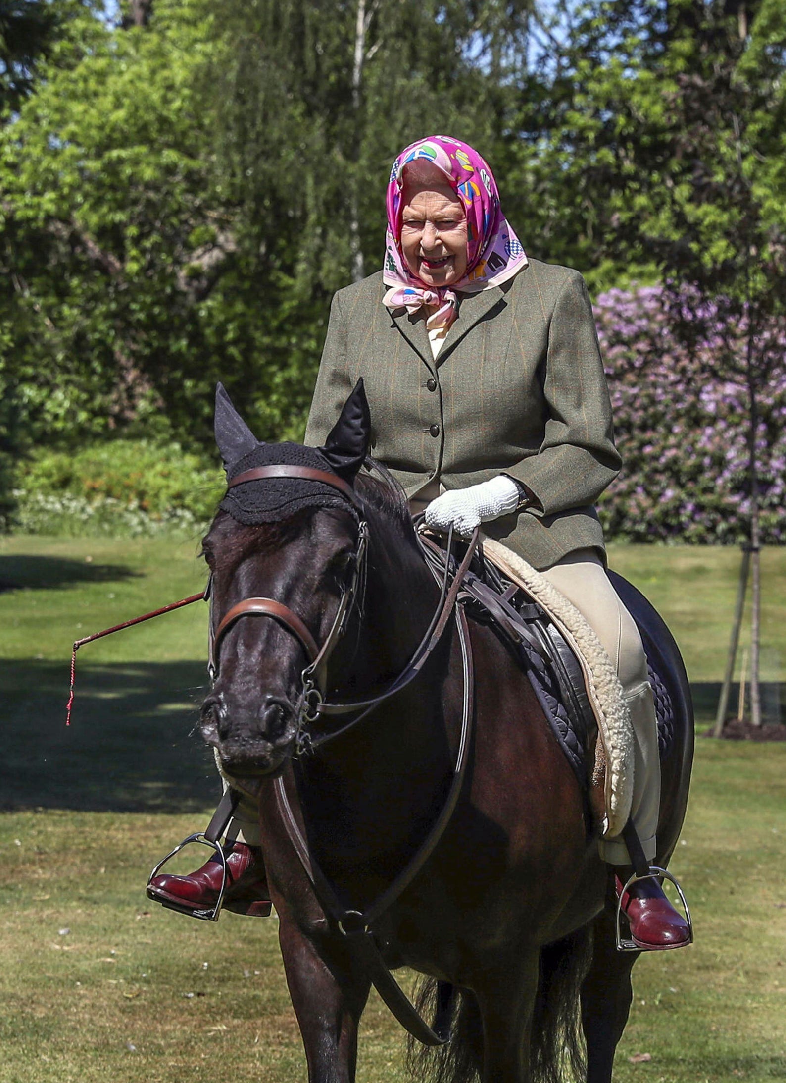 Regina Elisabeta a II-a călărește Balmoral Fern, poneiul ei Fell de 14 ani, la Castelul Windsor.