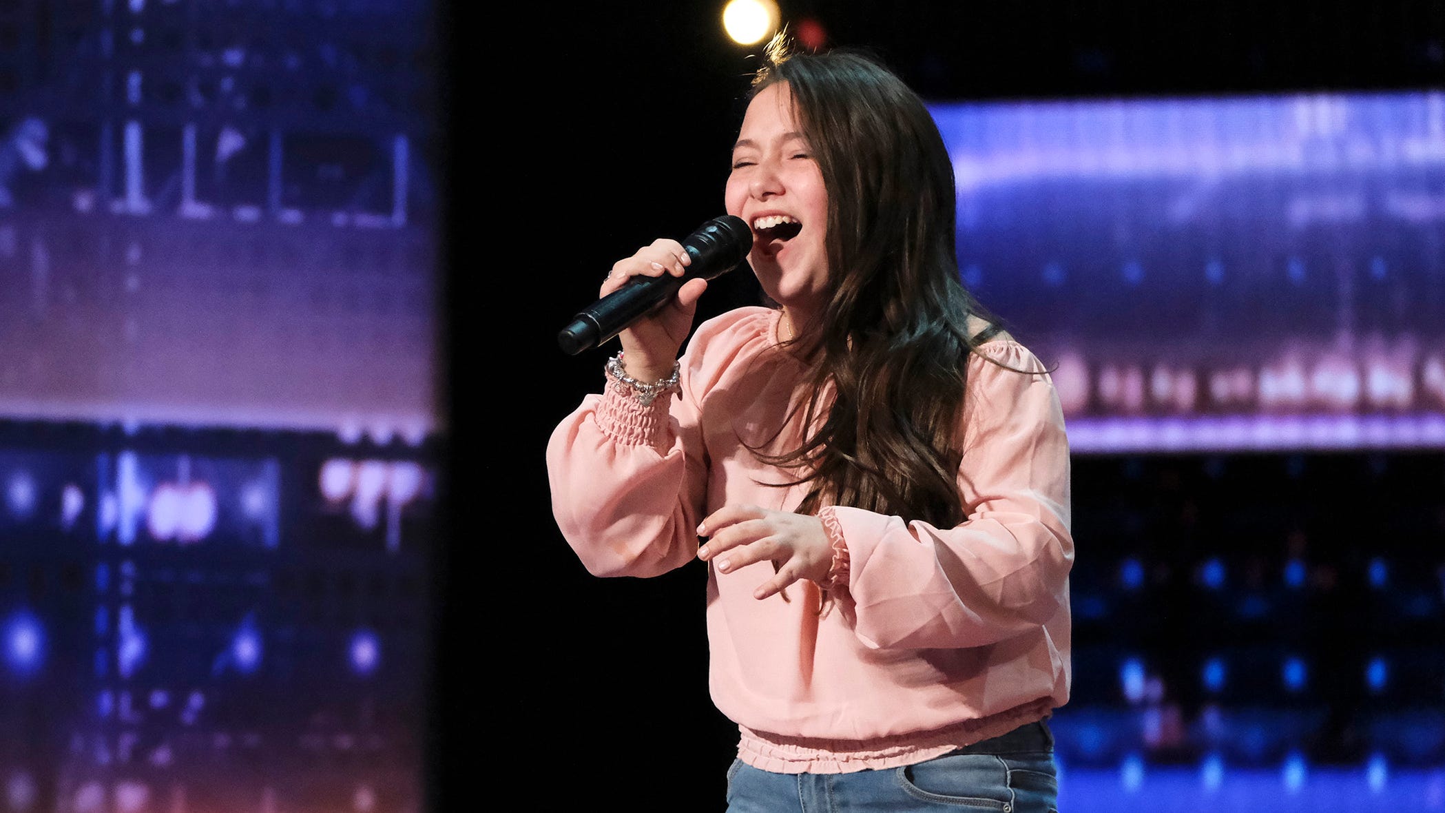 'AGT': New judge Sofia Vergara hits her first Golden Buzzer for 10-year-old's powerhouse 'Shallow' - USA TODAY
