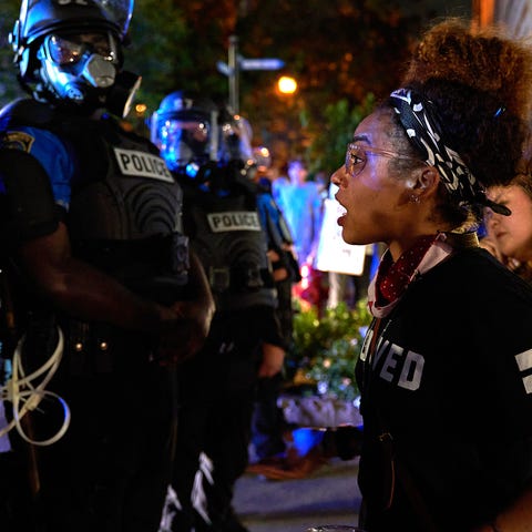 Lily Nicole talks with officers with the Wilmingto