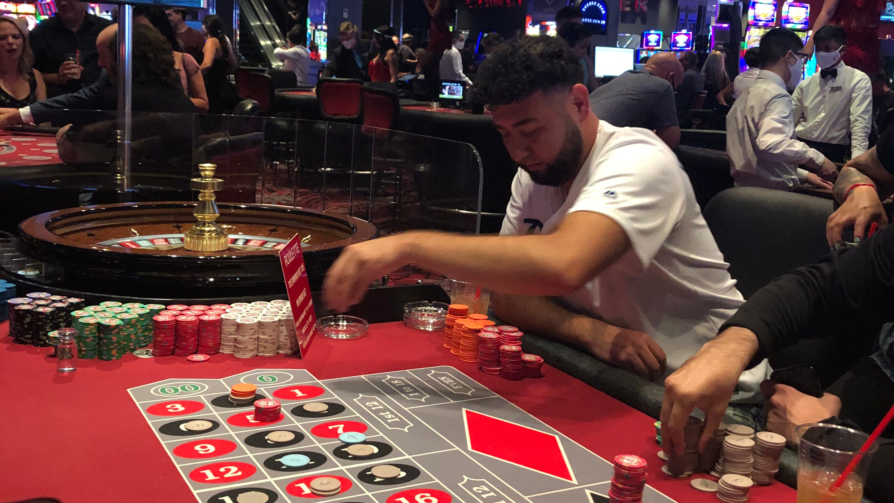 'Best day ever': Gamblers flock to downtown Las Vegas on first night of casino reopenings - USA TODAY