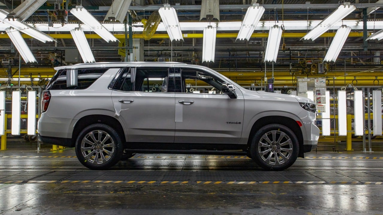 Gm To Make Some Suvs Minus Wireless Phone Charger Due To Chip Shortage Chevy Surburban 2022 Phone Charger Module