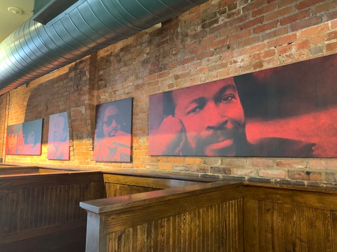 Οι θρύλοι της Motown στους τοίχους στην Pizza Papalis.