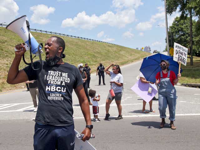 Οι διαδηλωτές μπλοκάρουν τη λεωφόρο του Πανεπιστημίου και την οδό προς το Ι-75 βορειοανατολικά κοντά στο εστιατόριο γρήγορου φαγητού του Wendy στην Ατλάντα το Σάββατο 13 Ιουνίου 2020, όπου ο Rayshard Brooks, ένας 27χρονος Μαύρος, πυροβολήθηκε από την αστυνομία της Ατλάντα την Παρασκευή το βράδυ κατά τη διάρκεια ενός αγωνίζομαι σε μια κίνηση-μέσω.