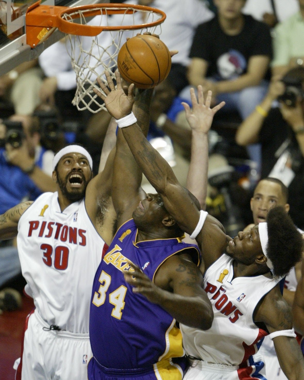 Arriba 117+ imagen 2004 pistons coach Abzlocal.mx