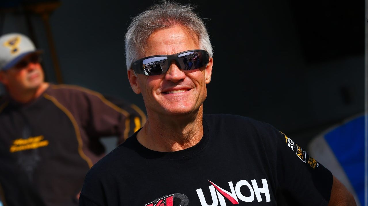 Ex-NASCAR driver Kenny Wallace enjoys IMCA modified race in Wisconsin