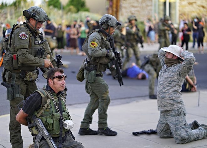 De politie van Albuquerque heeft leden van de New Mexico Civil Guard, een gewapende burgergroepering, gearresteerd nadat ze een man hadden neergeschoten tijdens een protest tegen een standbeeld van de Spaanse conquistador Juan de Oñate, maandag 15 juni 2020, in Albuquerque, NM.