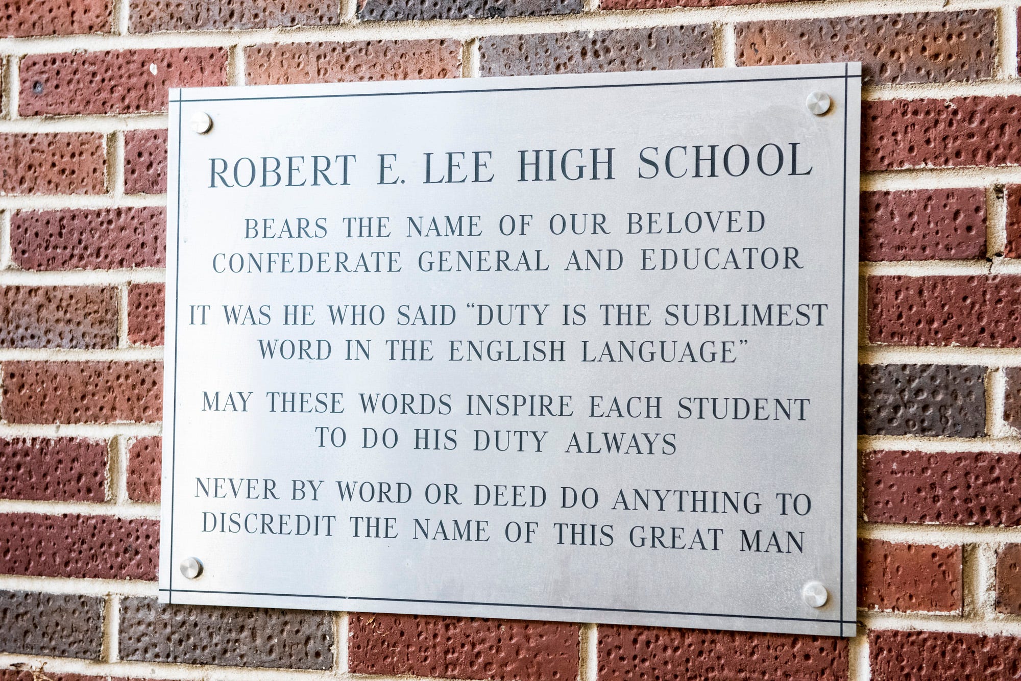 Lee High School plaque warns students never discredit the name of this  'great man'