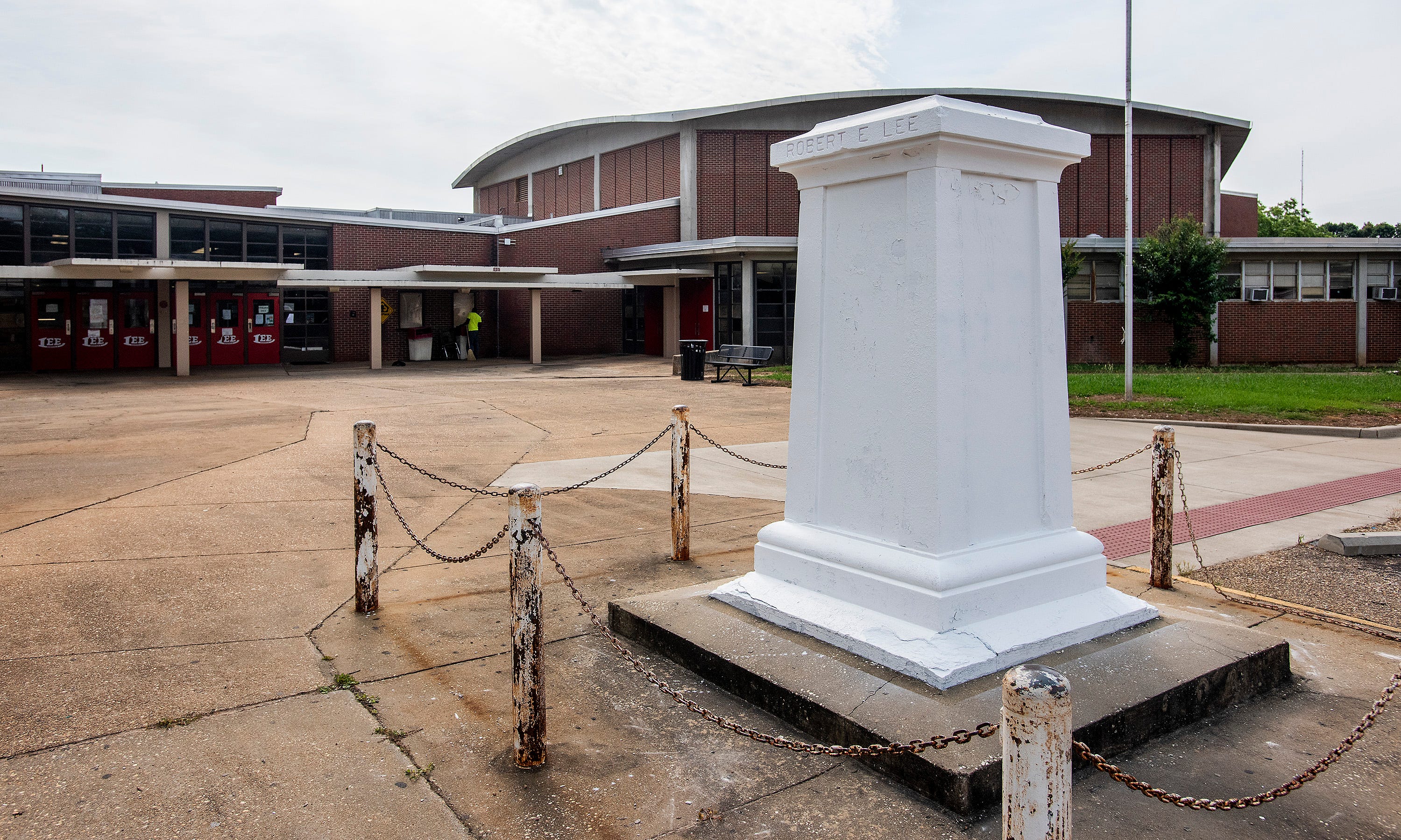 Lee High School plaque warns students never discredit the name of this  'great man'