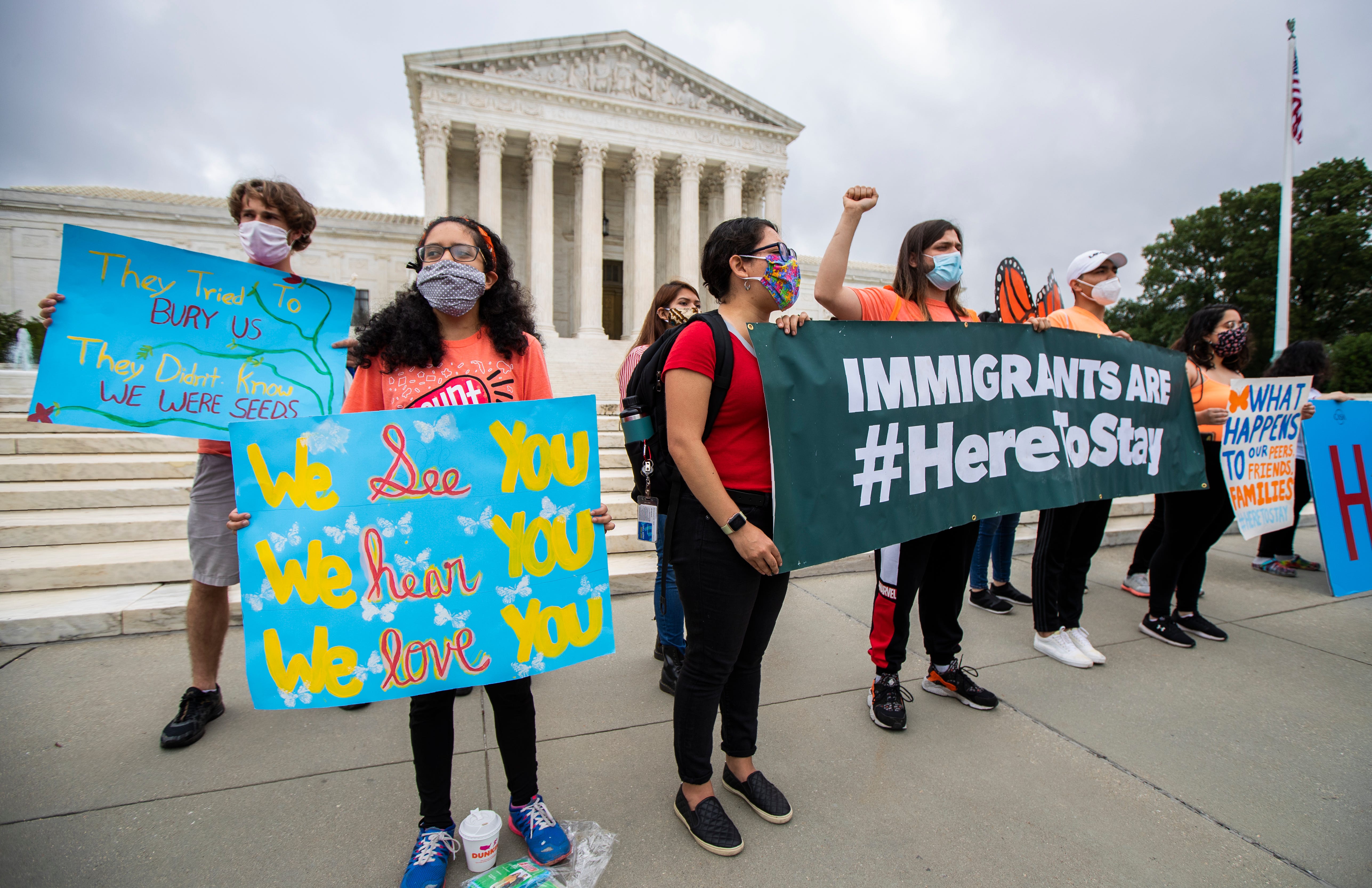 Estudiantes con DACA celebran después de que la Corte Suprema de Estados Unidos rechazara el intento del presidente Donald Trump de poner fin a las protecciones legales para los jóvenes inmigrantes en junio de 2020.