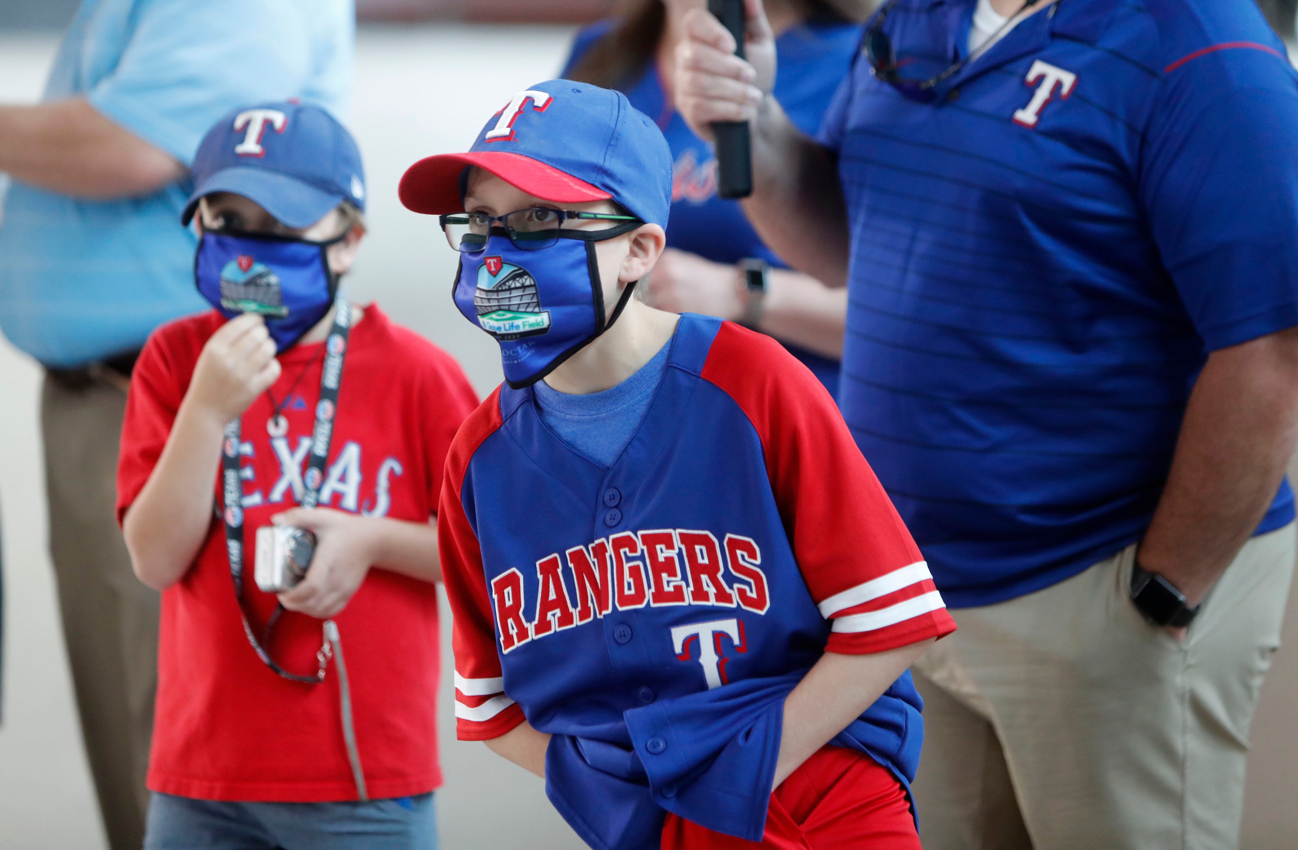 amerikansk dollar Topmøde Men As COVID-19 ravages Texas, experts worry as Rangers, Astros mull fans