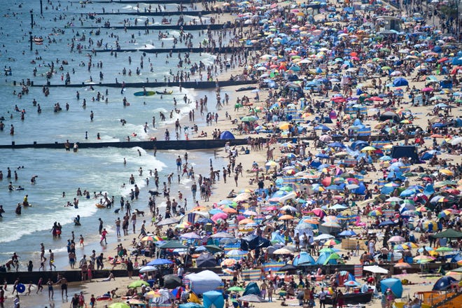 Major Incident In U K As Thousands Crowd Beaches Amid Pandemic