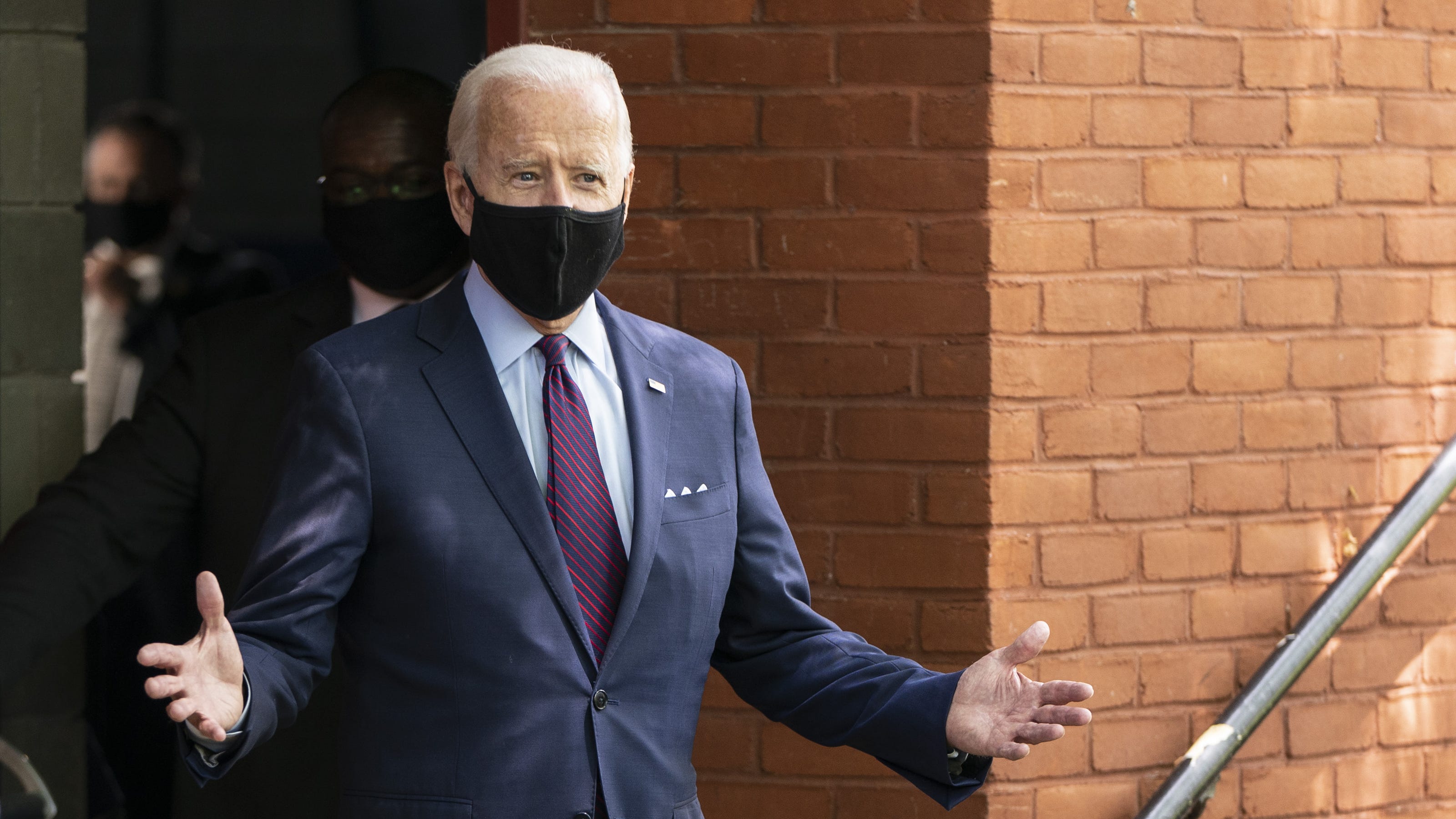 Coronavirus Joe Biden Says He Would Require Face Masks Slams Trump