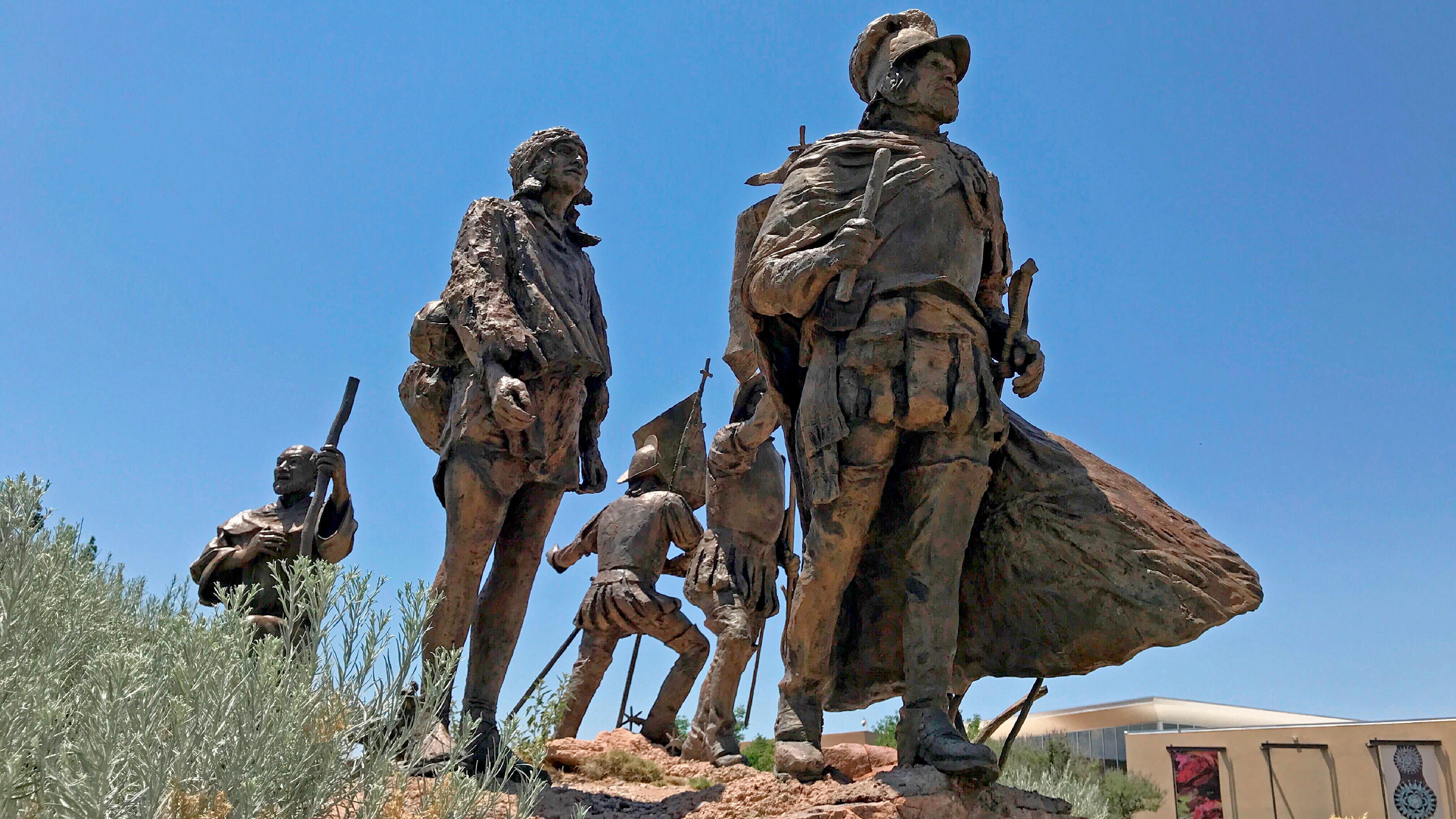 En el centro de la lucha, que se tornó violenta en junio de 2020, estaba la estatua de bronce de Juan de Onet, quien dirigió a un grupo de inmigrantes españoles frente al Museo de Albuquerque en Nuevo México.