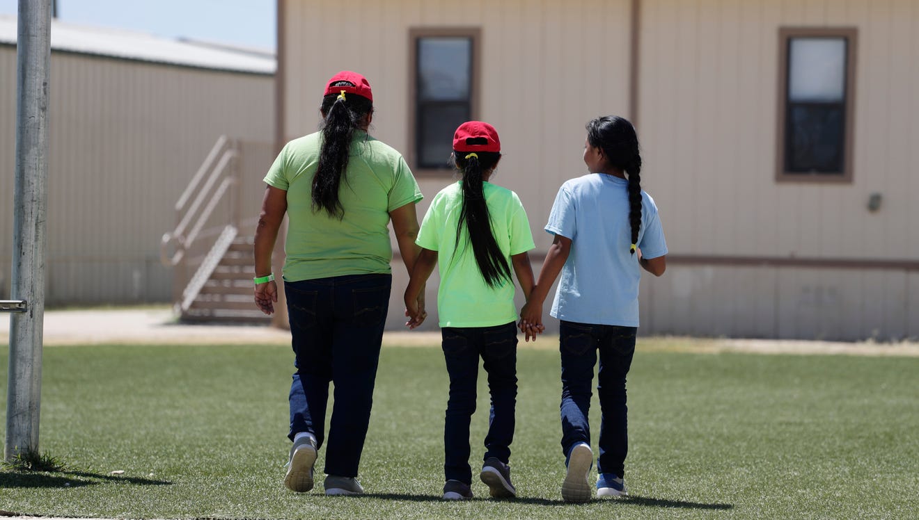 Judge orders migrant children to be reunited with parents