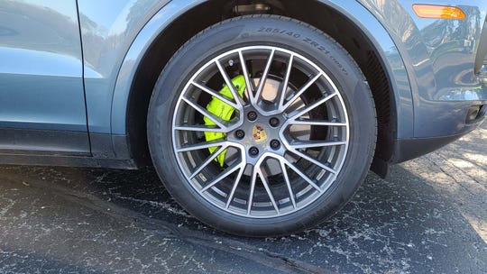 To emphasize its green purpose, the 2020 Porsche Cayenne E-Hybrid options green brake calipers. But white or yellow calipers are also available.