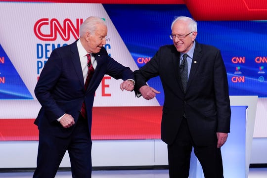 Left former Vice President Joe Biden (Joe Biden) and Senator Bernie Sanders (I-Vt.) bumped their elbows to say hello to each other, and then they participated in the March 15, 2020 held at CNN Studios in Washington Democratic presidential primaries debate. 