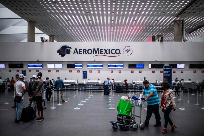 Pasajeros esperan en los mostradores de Aeroméxico en el Aeropuerto Internacional de la Ciudad de México el 19 de junio de 2020. La mayor aerolínea de México se ha acogido al Capítulo 11 de reorganización.