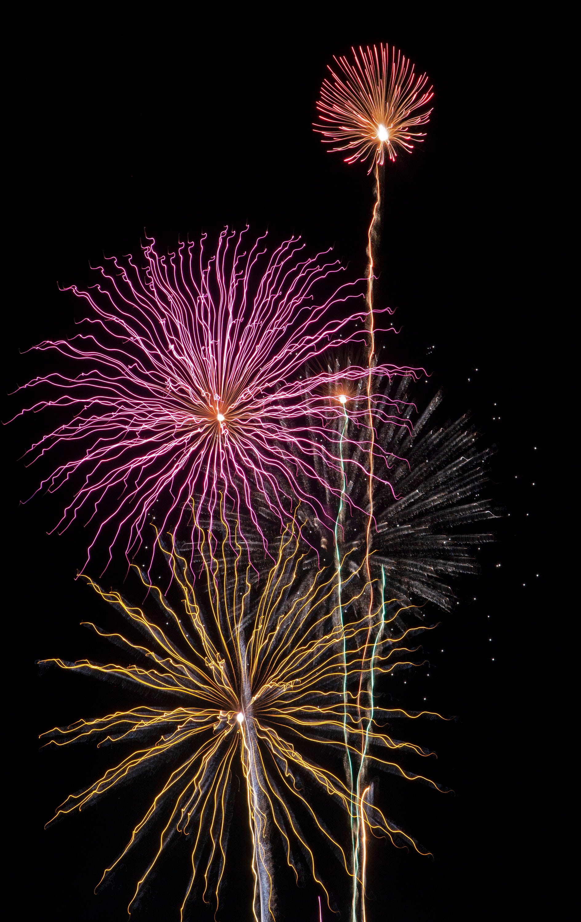 Which fireworks are legal in Arizona, and who can buy them?
