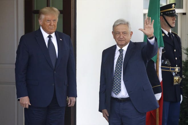 El presidente mexicano Andrés Manuel López Obrador, junto con el presidente estadounidense Donald Trump, saluda a la entrada de la Casa Blanca, en Washington, el miércoles, 8 de julio del 2020.