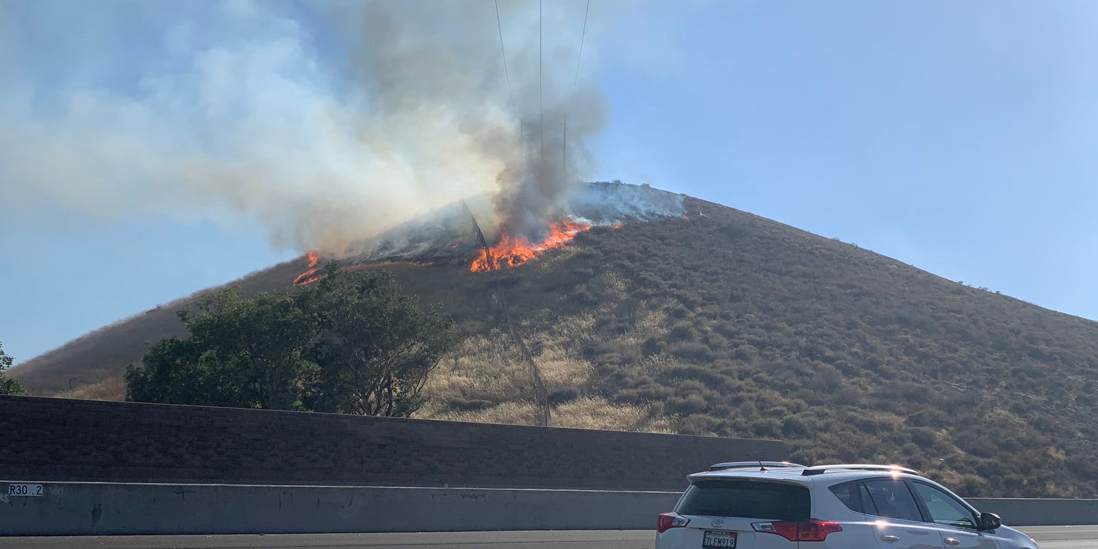 Brush fire in Simi Valley brings crews to Cochran Street area