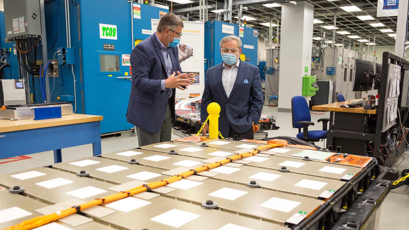 Federal funding for electric-car technology announced in GM visit