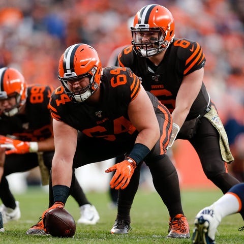 Cleveland Browns quarterback Baker Mayfield (6) li