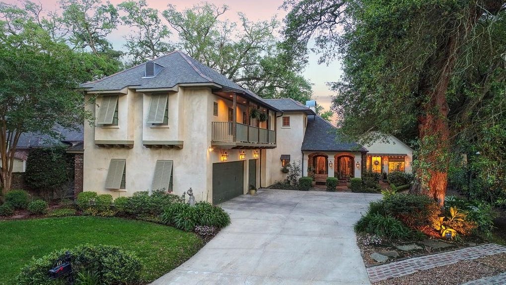 Plantation Oaks subdivision mansion has art studio, custom pool