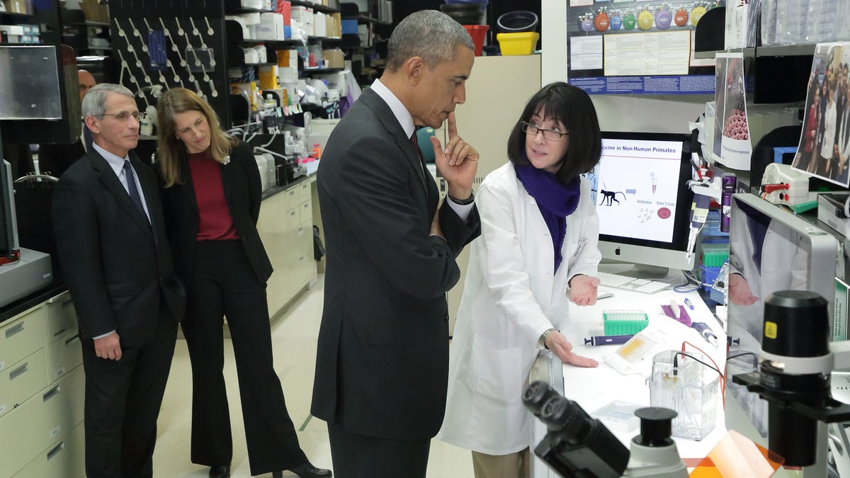Fact check: Viral photo shows Obama, Fauci visiting NIH lab in 2014