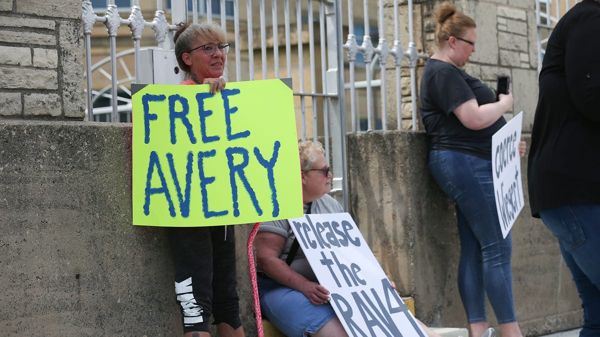 Group protests for Steven Averys innocence at Waupun prison