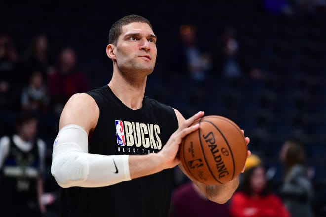 Center Brook Lopez (shown earlier in the season) scored 21 points and had five blocked shots in the Bucks' victory over the Kings on Saturday.