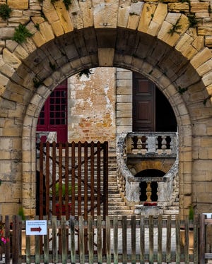 Into the courtyard of Duras castle.