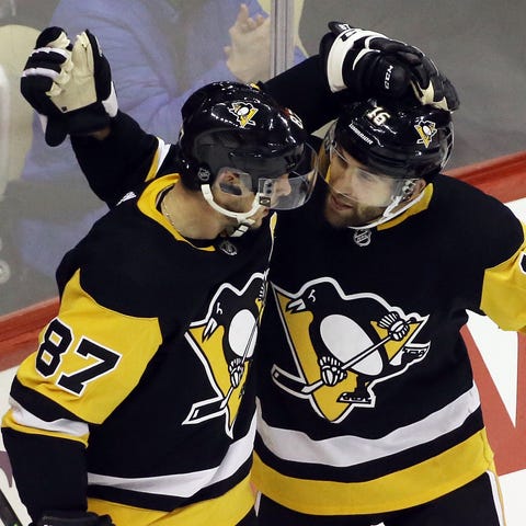 Penguins center Sidney Crosby (87) congratulates l