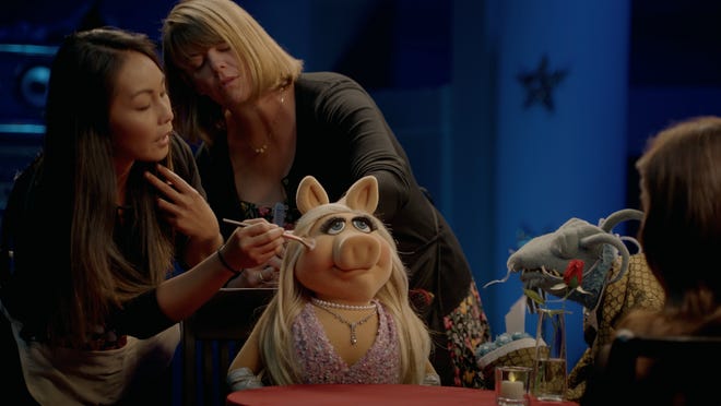 Miss Piggy mid-interview with "Parks and Recreation" star Aubrey Plaza.