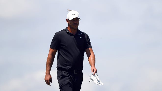 Wgc Memphis Dustin Johnson In The Hunt After Recovering From Back Stiffness