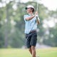 David Chávez juega golf en un par 3 durante el torneo de golf A. Downing Grey Cup en Pensacola Country Club en Pensacola el martes 4 de agosto de 2020.
