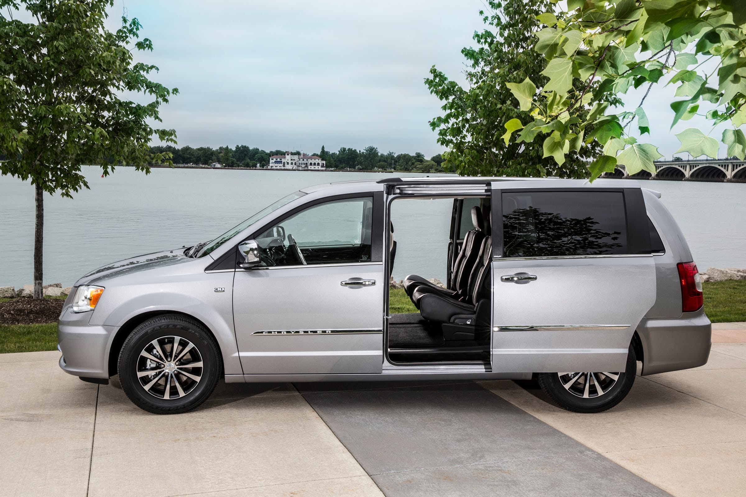 2014 town and country minivan