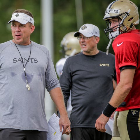 Sean Payton talks with Drew Brees during the 2019 