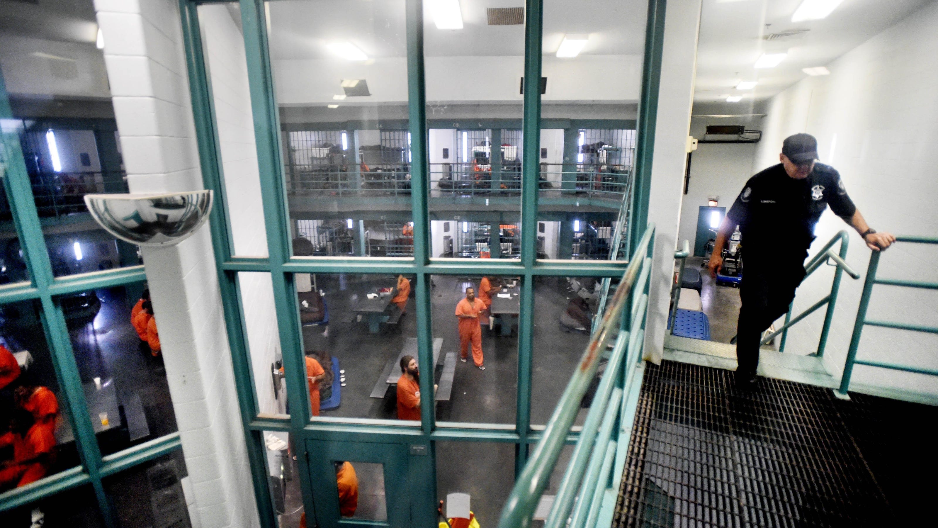 Mississippi prisons MDOC hiring guards, probation and parole agents