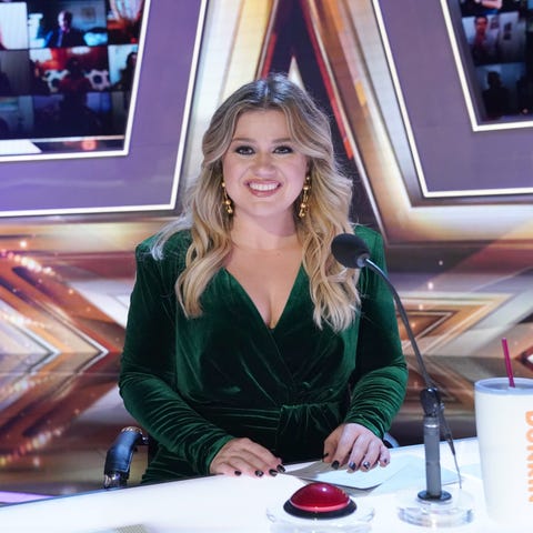 Kelly Clarkson filled in for Simon Cowell on "Amer