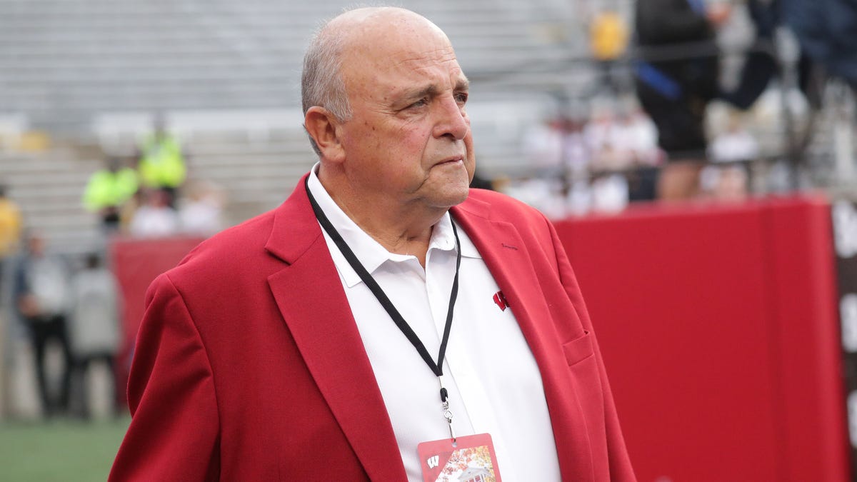 Wisconsin athletic director Barry Alvarez is expected to announce his retirement