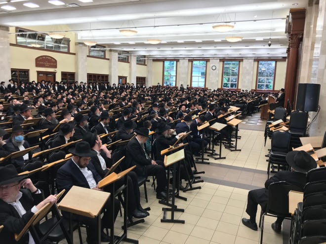 Hundreds of mourners have gathered at Beth Medrash Govoha, Lakewood’s rabbinical college, for the funeral of rabbi Chaim Dov Keller, a prestigious rabbi from Chicago.