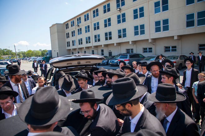 Mourners carry the coffin with the remains of rabbi Chaim Dov Keller, a prominent Chicago rabbi with strong connections to Lakewood on Aug. 18, 2020.