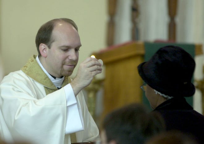 Father Mike Zacharias conducts Mass at Mansfield's St. Peter's Catholic Church in 2004.