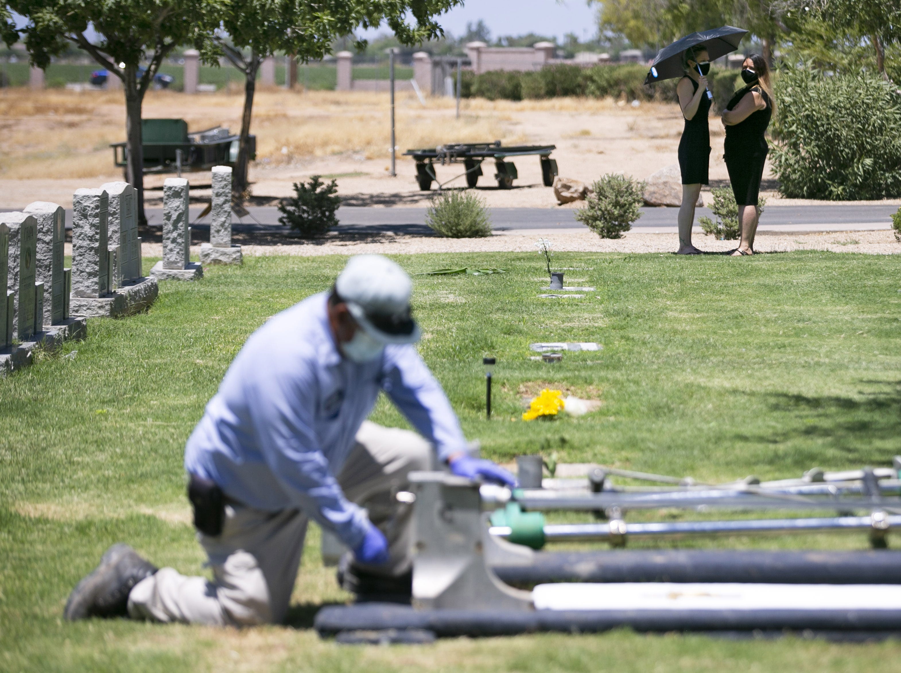 COVID-19 pandemic has changed how Americans mourn their
dead 4 COVID-19 pandemic has changed how Americans mourn their
dead 3